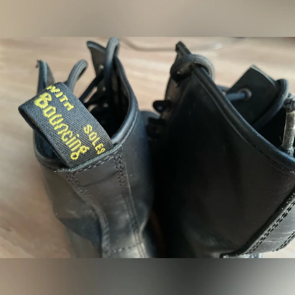 Dr. Martens βthe originalβ Womenβs Combat Boots size 7 - Picture 4 of 15